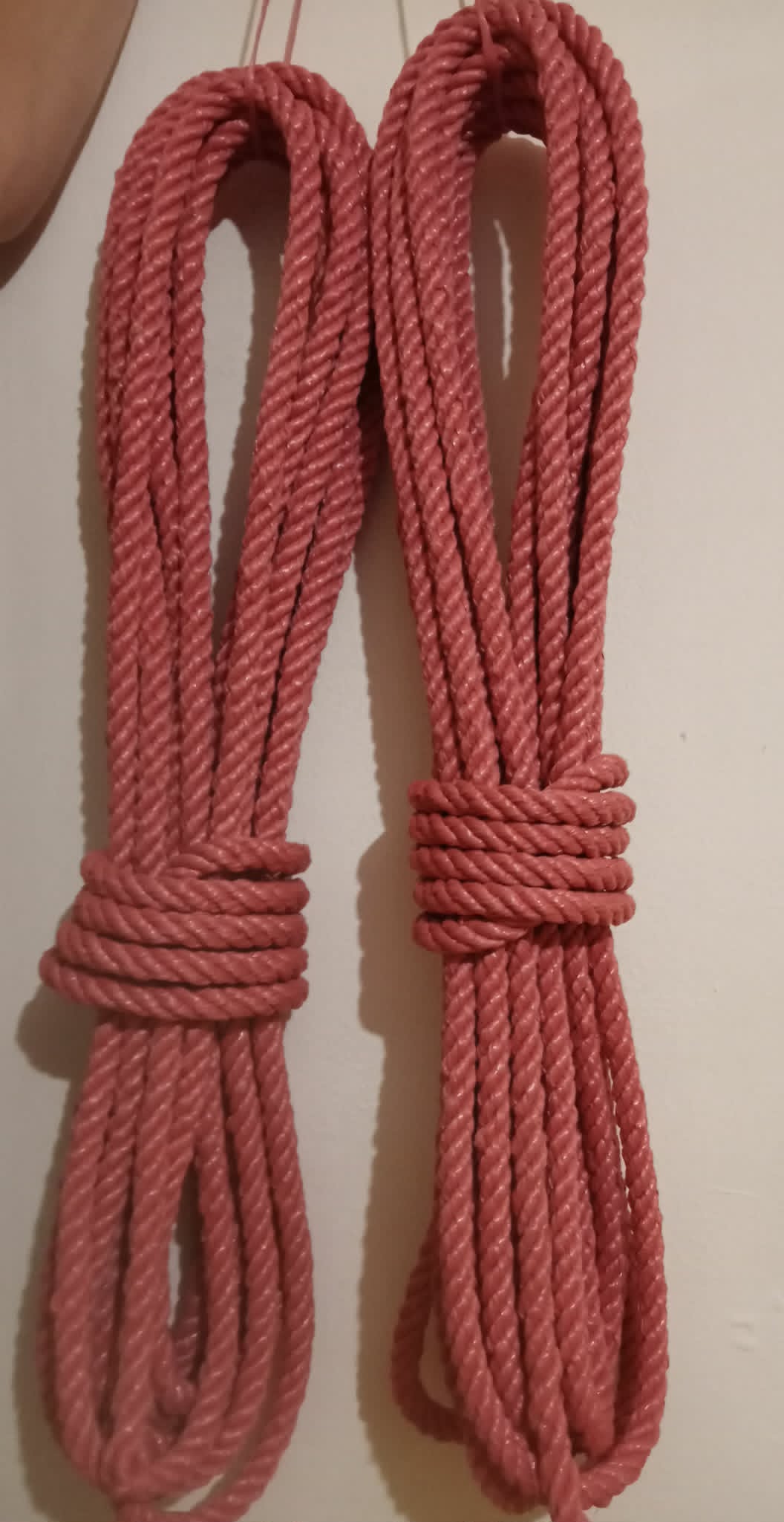 Roze pleteni konopac uredno smotan